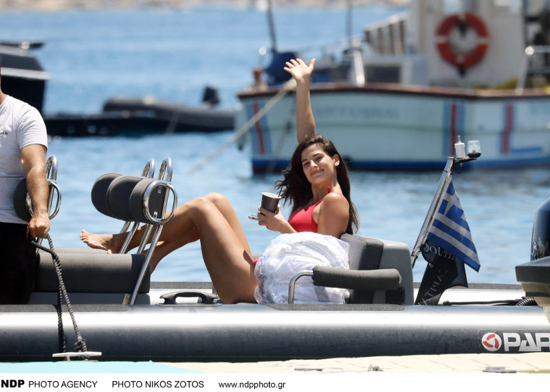 H Χριστίνα Μπόμπα με το κόκκινο μαγιό της στο σκάφος τους (φωτο)