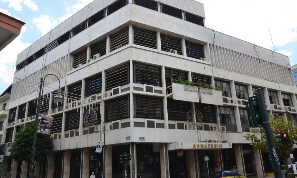 Λάρισα: Άτομο με ειδικές ανάγκες μπούκαρε στο Δημαρχείο φωνάζοντας – Κάλεσαν αστυνομία και ΕΚΑΒ