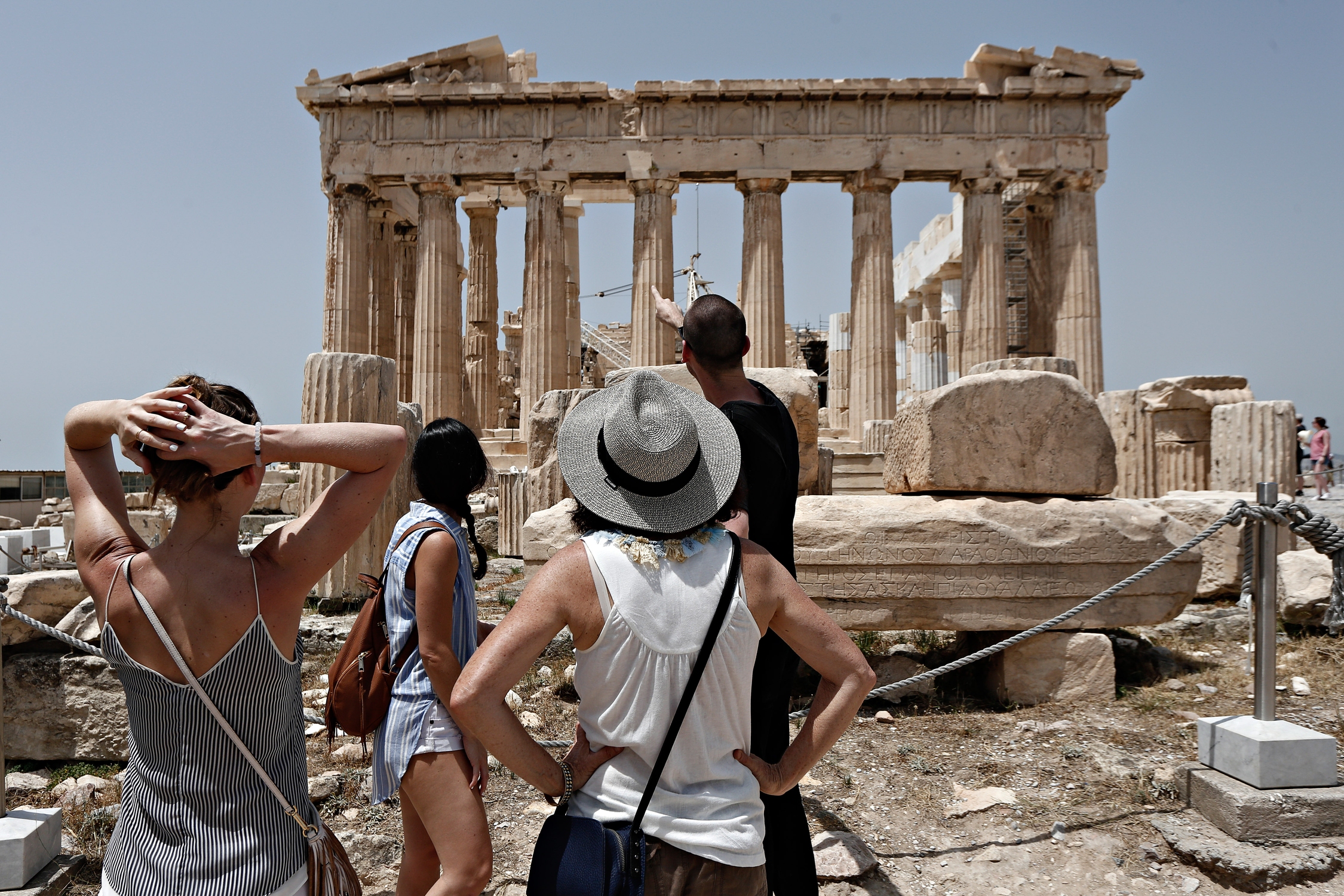 Ποιοι είναι οι πιο γενναιόδωροι τουρίστες στην Ελλάδα και ποιοι οι πιο «σφιχτοχέρηδες»;