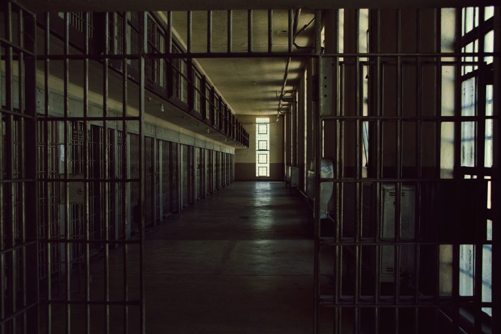 Εικόνες φρίκης: Κρατούμενοι παίζουν ποδόσφαιρο με τα κεφάλια συγκρατουμένων που δολοφόνησαν σε συμπλοκές (βίντεο-φωτο)