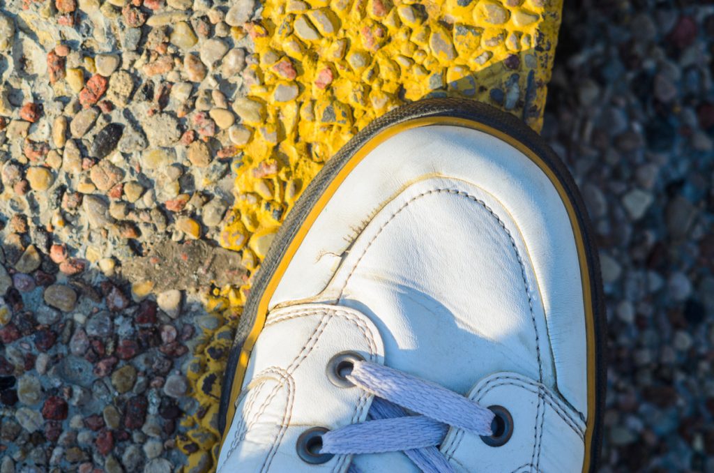 Και όμως λειτουργεί: Το κόλπο για να διορθώσετε τις ραγάδες στα παπούτσια (βίντεο)