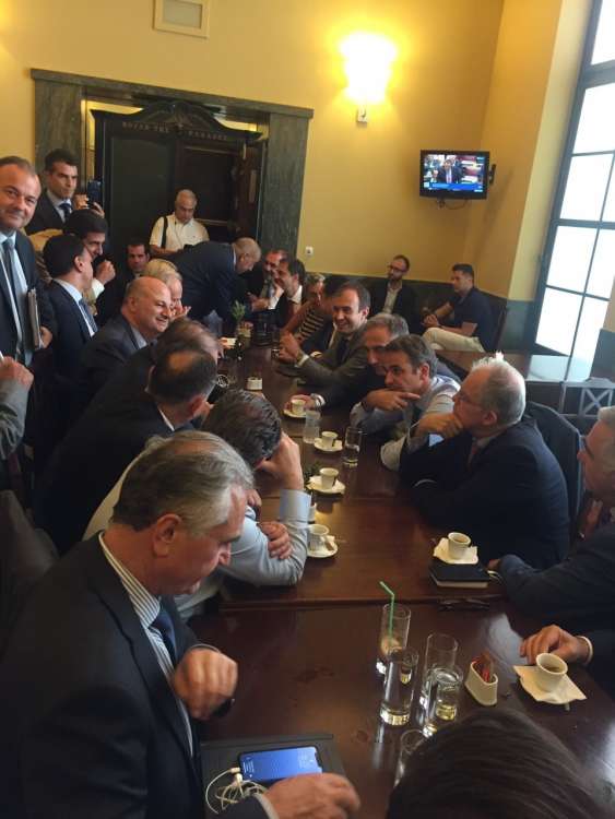Στο καφενείο της Βουλής πήγε μετά την ομιλία του ο Κυριάκος Μητσοτάκης – Τι είπε για το κάπνισμα στον χώρο