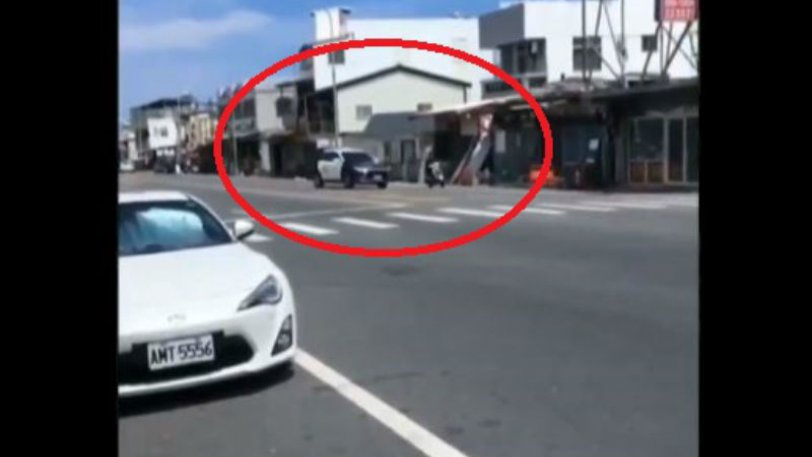 Και όμως το έκανε: Ο απίθανος τρόπος που ένα μηχανάκι απέφυγε το περιπολικό που τo καταδίωκε (βίντεο)