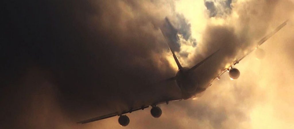 Δείτε τη στιγμή που αεροσκάφος ξεπροβάλλει ξαφνικά μέσα από πυκνό σύννεφο και προσγειώνεται (βίντεο)