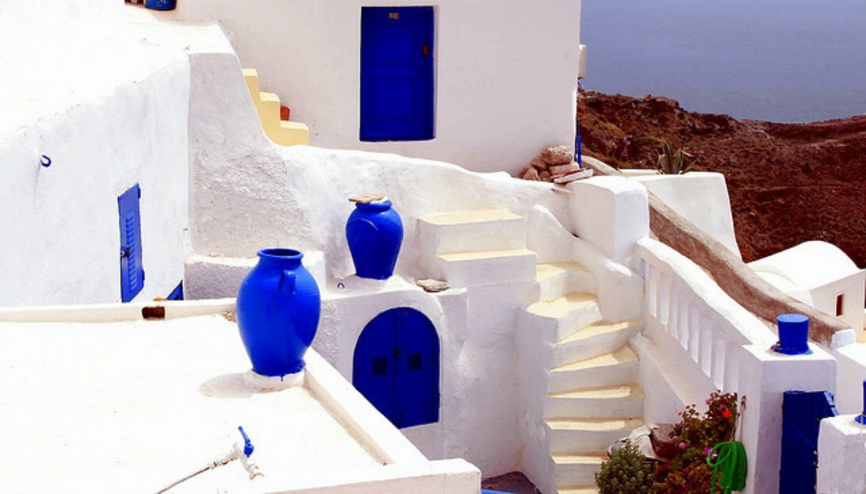 Το ήξερες; Αυτός είναι ο λόγος που τα σπίτια στις Κυκλάδες βάφτηκαν υποχρεωτικά λευκά με διάταγμα (βίντεο)