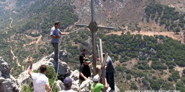 Κρήτη: Ύψωσαν Σταυρό βάρους 100 κιλών (βίντεο)