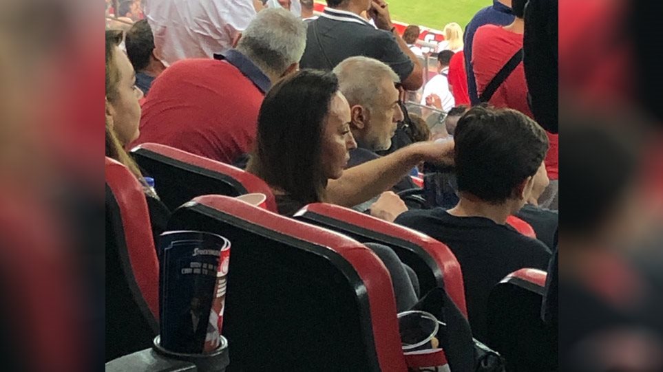 Η μπάλα – μπάλα: Στα… VIP του «Γεώργιος Καραϊσκάκης» η Βίκυ Σταμάτη