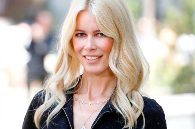 H Claudia Schiffer εντυπωσιάζει στα 48 της χρόνια – Με μπικίνι σε yacht (φωτο)