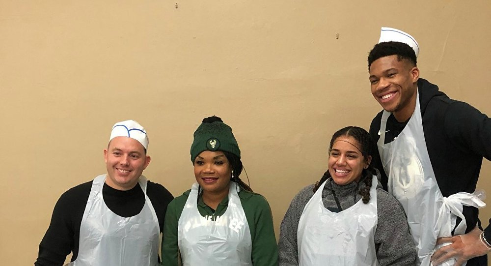 Αντετοκούνμπο: Άρωμα Ελλάδας για τα 4 αδέρφια στη Ν. Υόρκη – Έφαγαν σουβλάκια