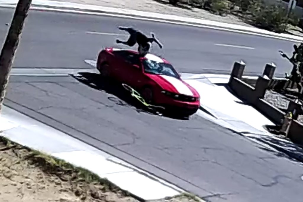 Εσκεμμένα κτυπάει οδηγό με το αυτοκίνητο και τον εκτοξεύει σε μια κολόνα (βίντεο)