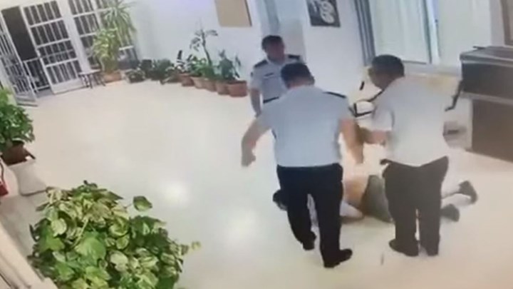 Άγριος ξυλοδαρμός πολίτη από αστυνομικό στο παράνομο αεροδρόμιο της Τύμπου – Σκληρές εικόνες