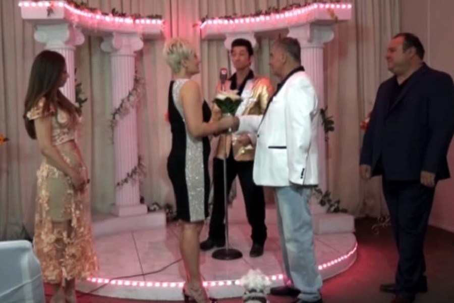 Τρίτος γάμος με την ίδια γυναίκα για τον Γιώργο Τράγκα – Παντρεύτηκε με«παπά» τον «Έλβις Πρίσλεϊ» (βίντεο)