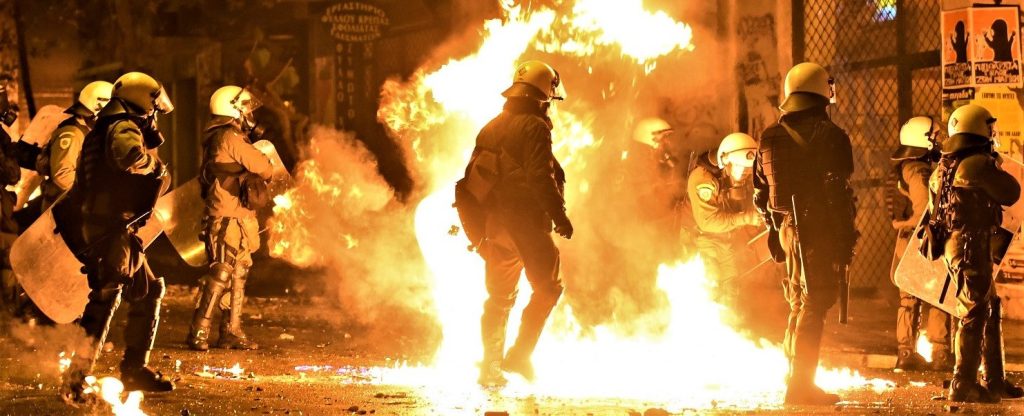 Κόλαση στα Εξάρχεια: Δοκιμάζεται το δόγμα «νόμος και τάξη» – Ακροαριστεροί και περιθωριακοί συγκρούονται με τα ΜΑΤ