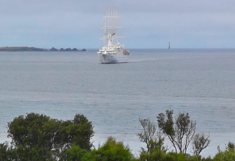 Έδεσε το εκπληκτικό ιστιοφόρο μήκους 194 μέτρων στα Χανιά – Μία ολόκληρη πλωτή πολιτεία (βίντεο)