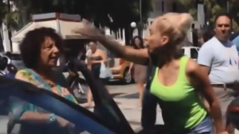 Χαμός στην Κόρινθο για μία θέση πάρκινγκ: «Θα μου κάνεις τα τρία… δύο» (βίντεο)