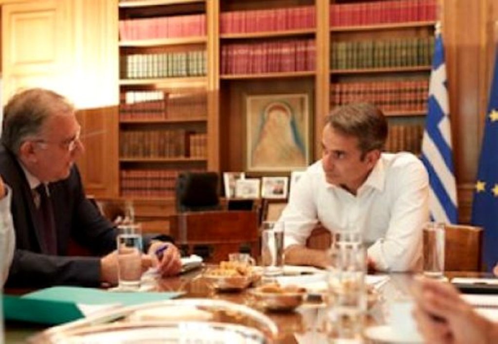 Δείτε την εικόνα της Παναγίας από το χέρι του Κωστή Παρθένη που κοσμεί το γραφείο του Μητσοτάκη!