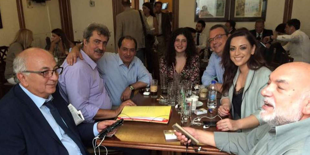 Όλης της Βουλής οι θεριακλήδες μαζεμένοι σε μια φωτογραφία υπό τον Π. Πολάκη – Ποιος «αντικαπνιστικός»;