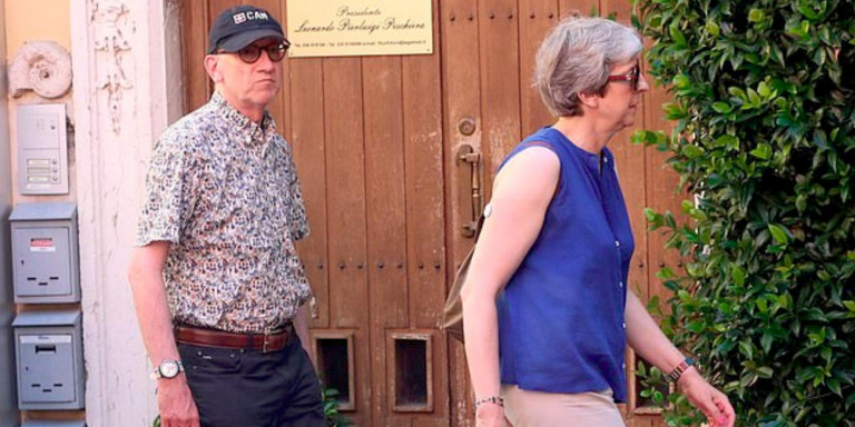 H Τερέζα Μέι κάνει τις διακοπές της στην Ιταλία με τον σύζυγό της(φωτο)