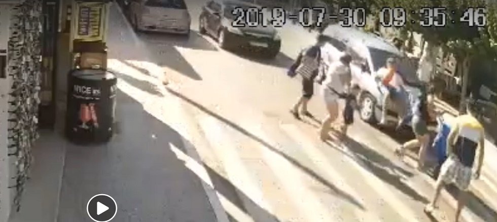 Βίντεο ντοκουμέντο: Η στιγμή που αυτοκίνητο παρασύρει πεζό πάνω σε διάβαση στη Ζάκυνθο