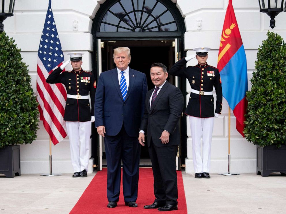 Ο Τραμπ καβάλα στο…άλογο – Το απίθανο δώρο του προέδρου της Μογγολίας