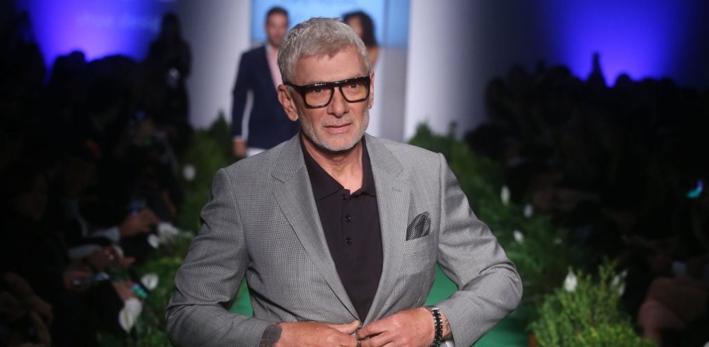 Ο Ερρίκος Πετιλόν είναι ο παρουσιαστής που συνελήφθη για κλοπή στο Σύνταγμα (βίντεο)