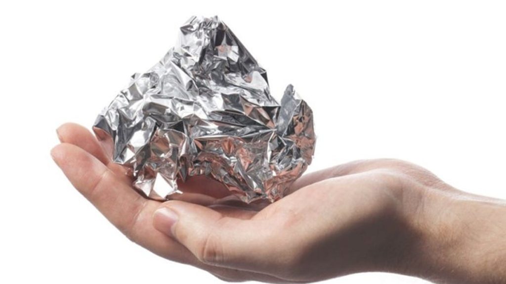 Το γνωρίζατε; – Έτσι θα μετατρέψετε ένα κομμάτι αλουμινόχαρτο σε κοφτερό κουζινομάχαιρο (βίντεο)