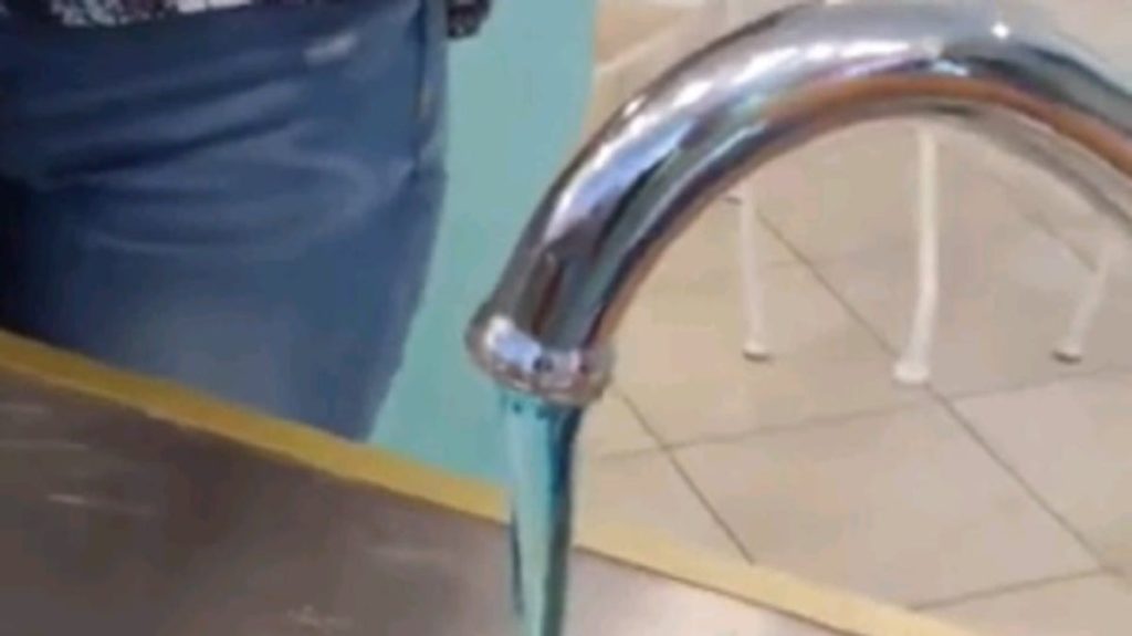 «Μπέρδεμα» το μπλε νερό στον Εύοσμο: Ήταν υγρό ηλιακού θερμοσίφωνα