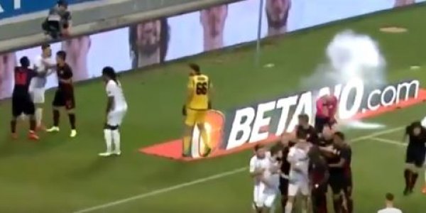 «Αίμα και άμμος» στο Europa League: Κροτίδα τραυμάτισε διαιτητή – Σύρραξη παικτών και ξύλο στις εξέδρες