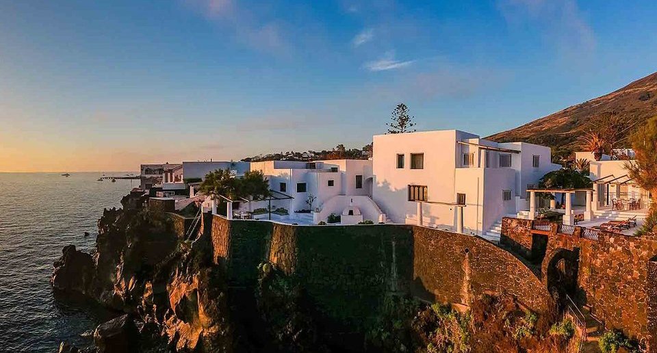 Dolce & Gabbana: Πωλείται όπως είναι επιπλωμένη η βίλα στο Στρόμπολι