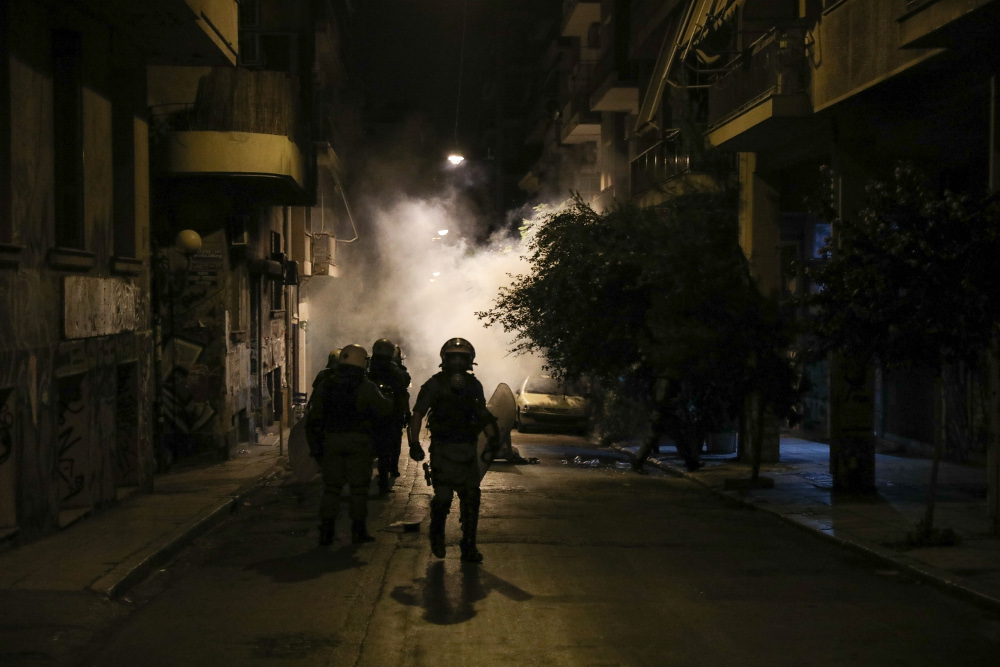 Εξάρχεια: Εικόνες από τα επεισόδια μετά την αποφυλάκιση του Επαμεινώνδα Κορκονέα (φωτο)