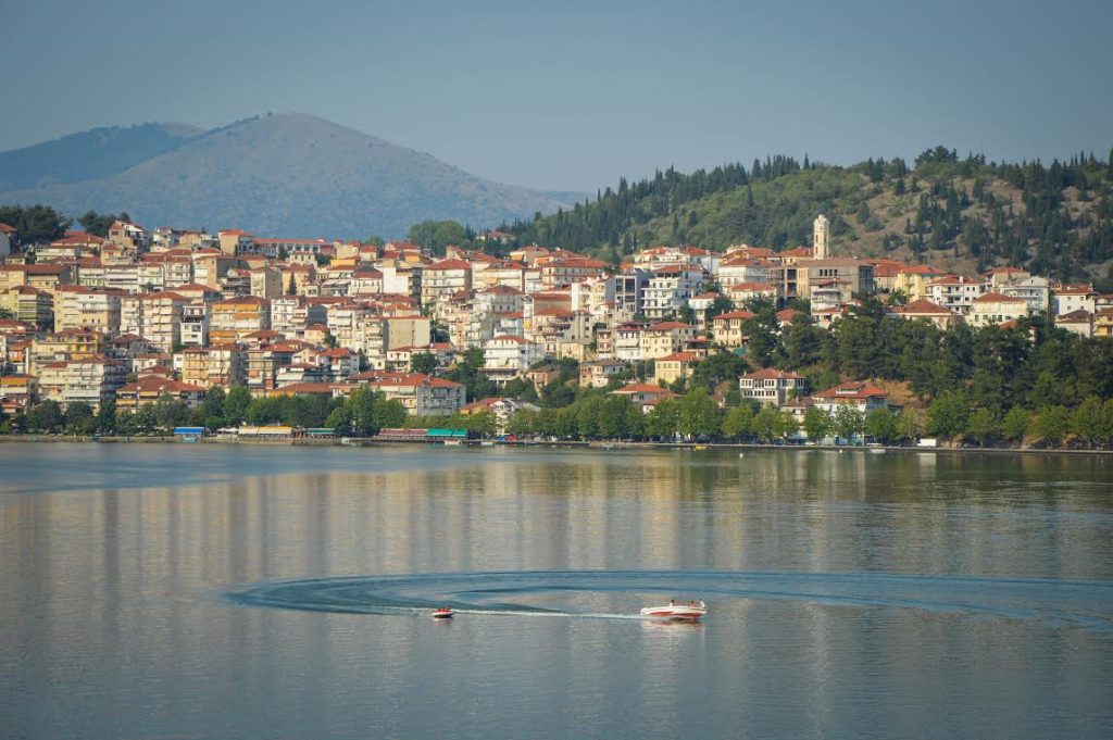 Τι παθαίνει κάθε Αυγουστο η λίμνη της Καστοριάς; – Οι κάτοικοι το αποκαλούν «αρρώστησε το νερό»