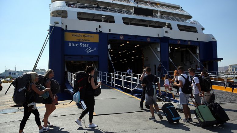 Μεγάλη η κίνηση στο λιμάνι του Πειραιά – Μαζική φαίνεται η έξοδος των διακοπών