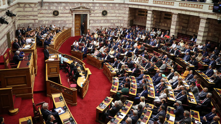 Κυβέρνηση: Με τη διαδικασία του επείγοντος περνάνε «άσυλο» και «επιτελικό κράτος»