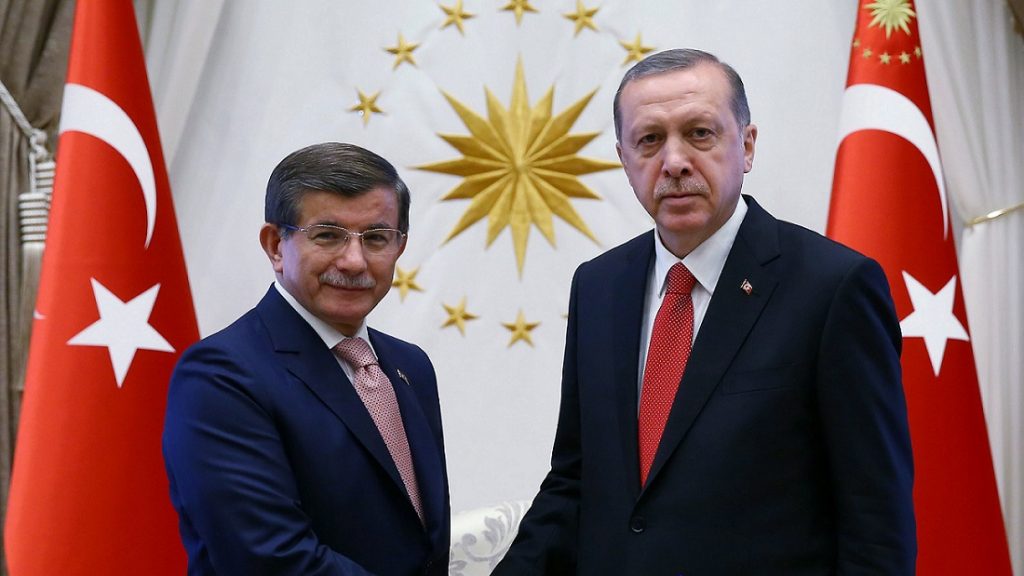 Αχμέτ Νταβούτογλου: Ασκεί σκληρή κριτική στον Τ. Ερντογάν – Υπάρχει δυσαρέσκεια στο ΑΚΡ