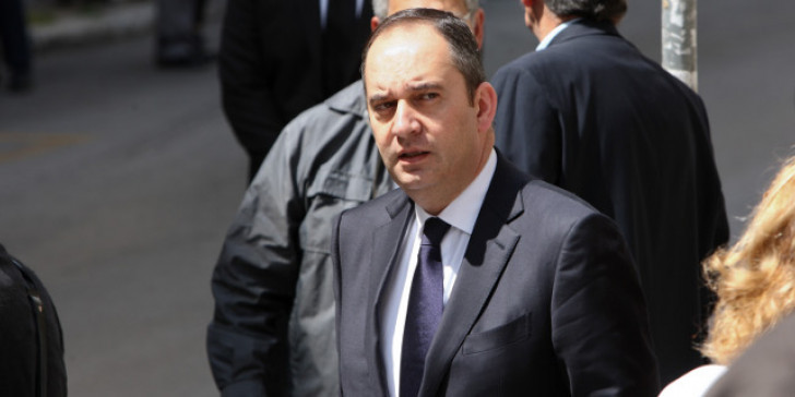 Στο λιμάνι του Πειραιά ο Γιάννης Πλακιωτάκης – «Συγχαρητήρια στις γυναίκες και τους άνδρες του λιμενικού» (βίντεο)