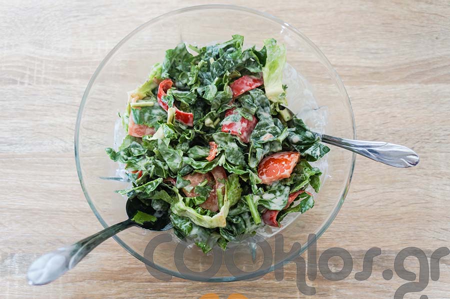 Η συνταγή της ημέρας: Πράσινη σαλάτα με σως γιαουρτιού