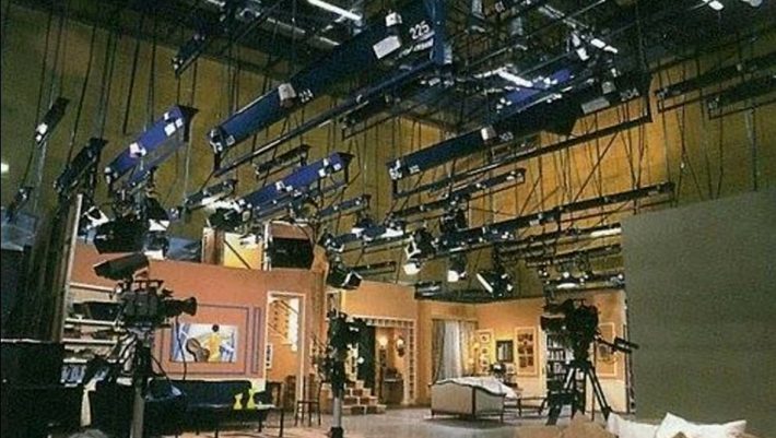 Κουίζ: Μπορείς να βρεις την ελληνική σειρά από το πλατό που γυρίστηκε;