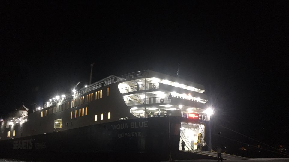 Περιπέτεια για τους επιβάτες του Aqua Blue – Κόλλησε στα αβαθή του λιμανιού της Άνδρου