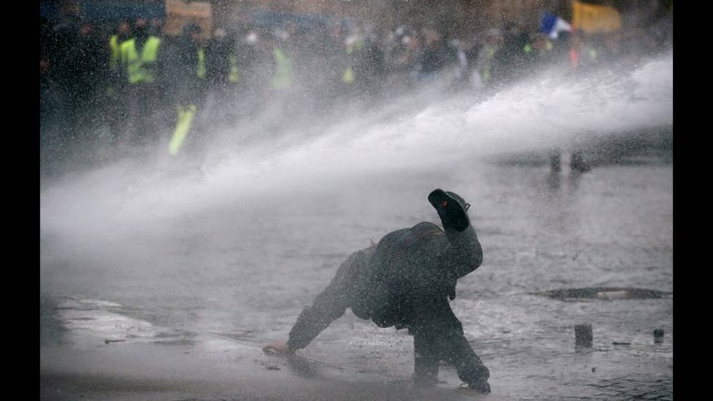 Το έξυπνο τρικ των διαδηλωτών στο Χονγκ Κονγκ για να εξουδετερώνουν τα δακρυγόνα (βίντεο)