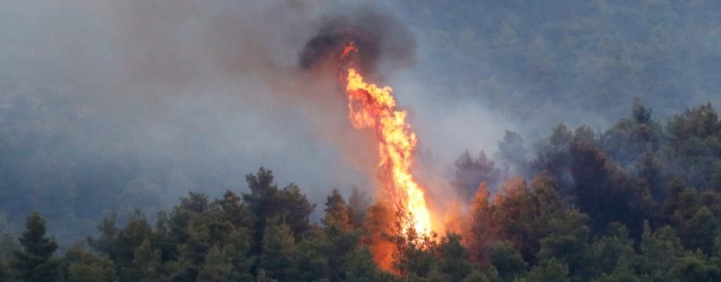 Πυρκαγιά στους Αγίους Θεοδώρους – Διακοπή δρομολογίων της ΤΡΑΙΝΟΣΕ