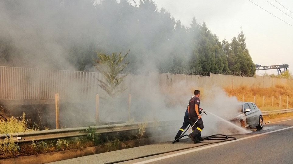 Αυτοκίνητο πήρε φωτιά στην Αθηνών- Λαμίας (φωτο)