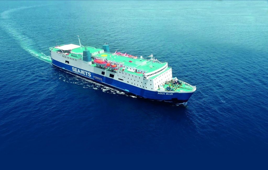 Στην Άνδρο προσάραξε το Aqua Blue – Απαγόρευση απόπλου – Πολύωρη ταλαιπωρία για 86 επιβάτες