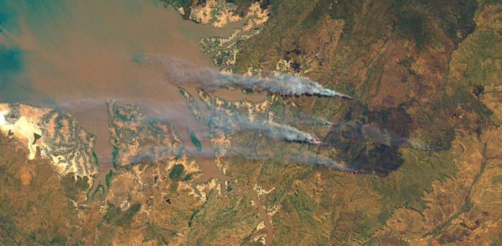 Ανεξέλεγκτες οι φωτιές στη Σιβηρία: Προκαλούν τεχνητή βροχή με βομβαρδισμούς – Σε Αλάσκα και Καναδά ο καπνός (φωτο)