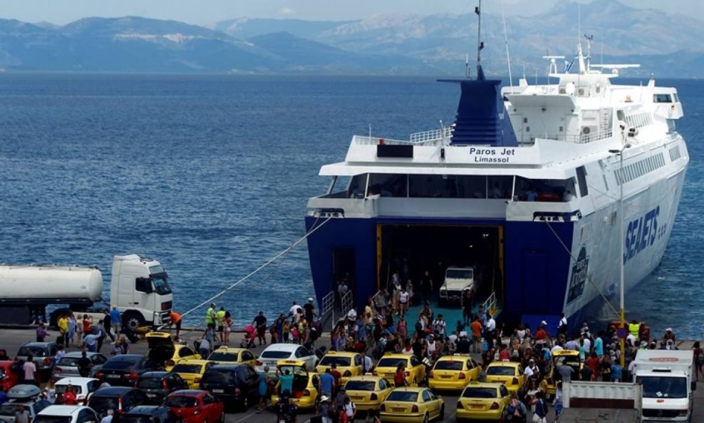 Με κάθε μέσω συνεχίζεται η έξοδος των εκδρομέων: 55.209 έφυγαν την Παρασκευή από τα λιμάνια της Αττικής