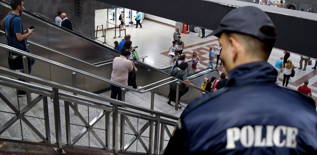 Οι «μαύροι πάνθηρες» της ΕΛ.ΑΣ στο Μετρό (βίντεο)