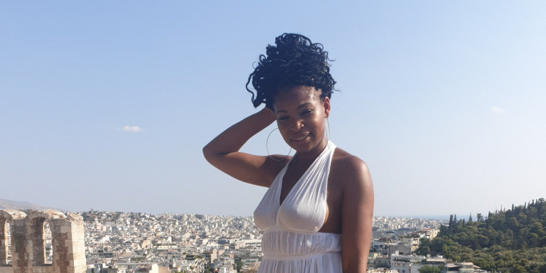 Βlogger πήγε στο μουσείο της Ακρόπολης με διαφανές φόρεμα – Κατηγορεί τους αστυνομικούς που την συνέλαβαν (φωτο)