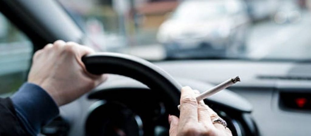 1.500 ευρώ και αφαίρεση διπλώματος αν καπνίζετε και οδηγείτε