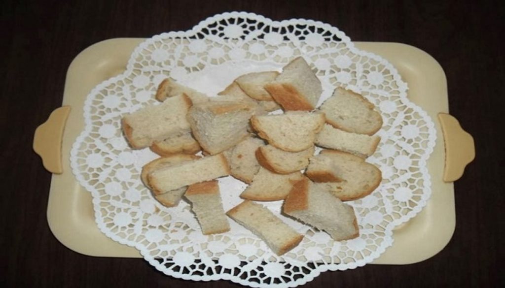 Τι πρέπει να κάνουμε τα ψίχουλα από το Αντίδωρο;