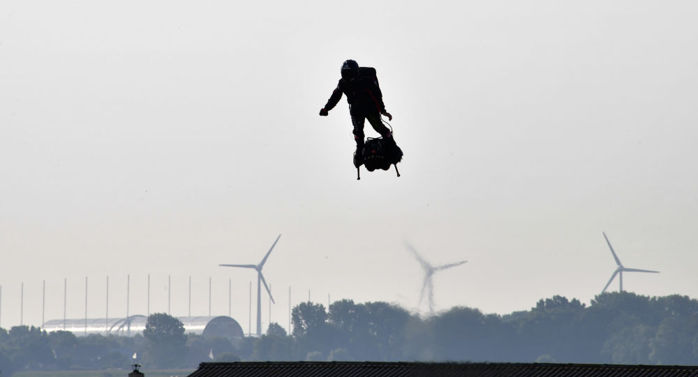 Αυτή τη φορά το κατάφερε o «ιπτάμενος άνθρωπος»: Ο Φράνκι Ζαπάτα με την ιπτάμενη συσκευή του πέταξε πάνω από τη Μάγχη