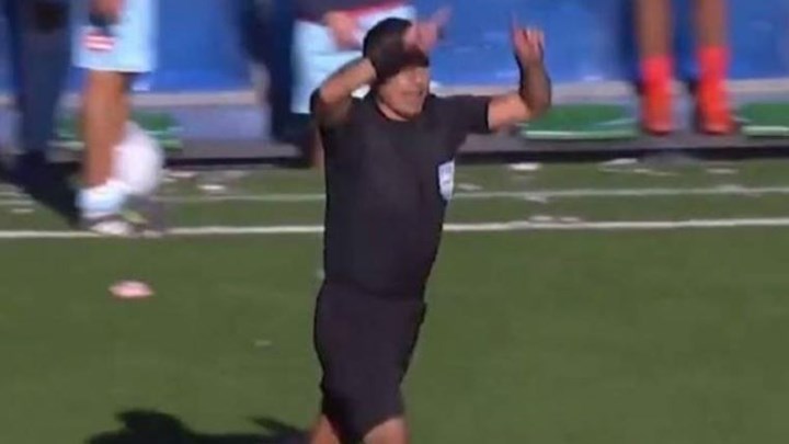 Διαιτητής για γέλια και για κλάματα: Έδειξε πέναλτι με το σήμα VAR – Μόνο που δεν υπάρχει VAR στο πρωτάθλημα